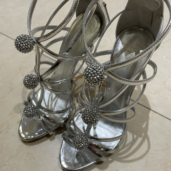 Giuseppe Zanotti silver heels - Picture 3 of 6